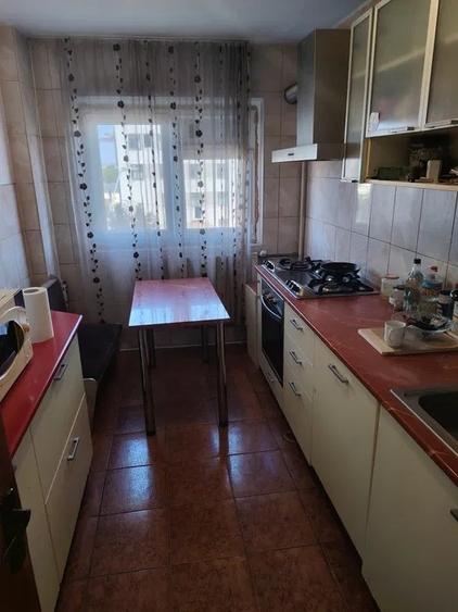 Apartament cu 3 camere semidecomandat în Berceni