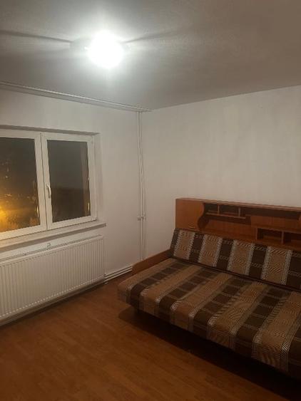 Apartament cu 2 camere semidecomandat în Craiovița Nouă