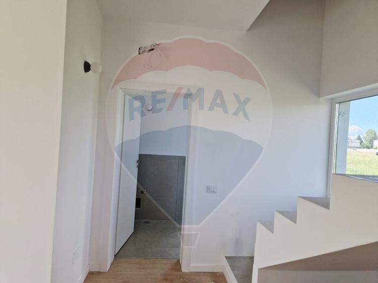 Casă / Vilă - 132,5 mp  , teren - 264 mp  / zona Cârcea - 4