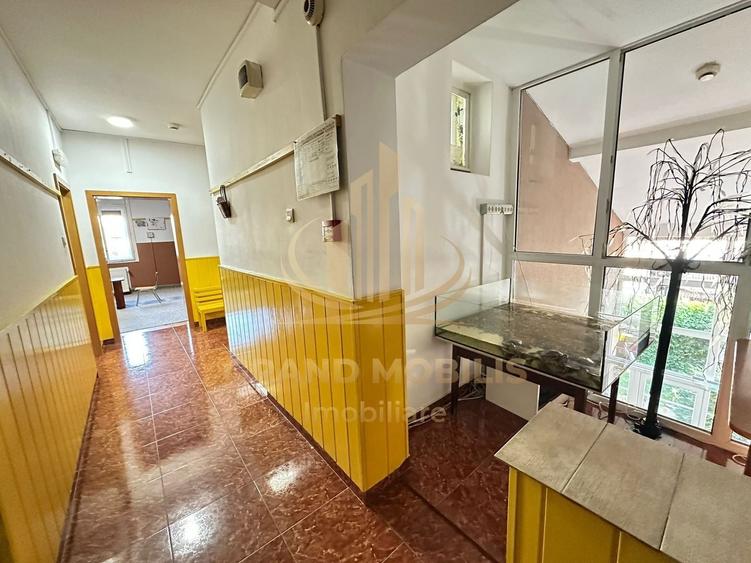 Casă individuală cu 12 camere cu Piscina în Complex Studențesc