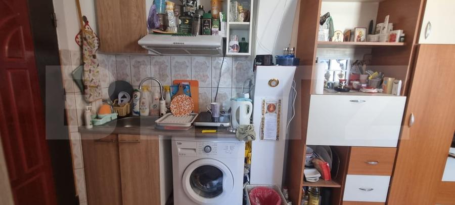 Garsoniera cu baie si geam mare  - scara foarte ingrijita - 12