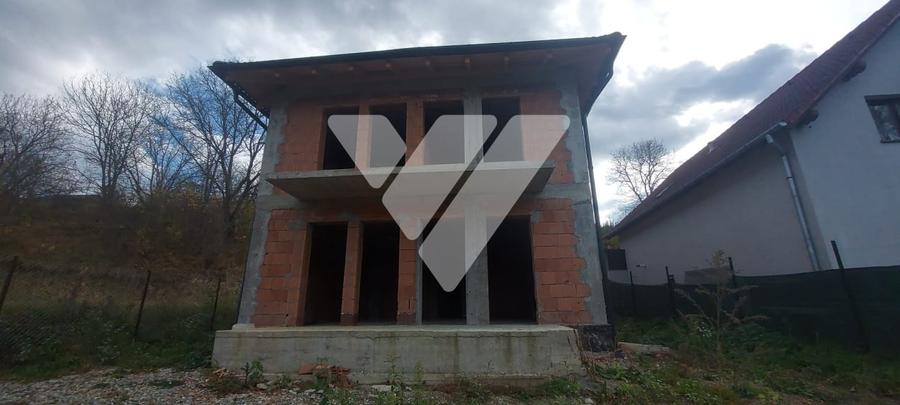 Casa la rosu cu fundatie si structura solida pe 2 niveluri in Cisnadie, - 1