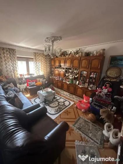 Apartament cu 4 camere decomandat, mobilat în Poarta 6