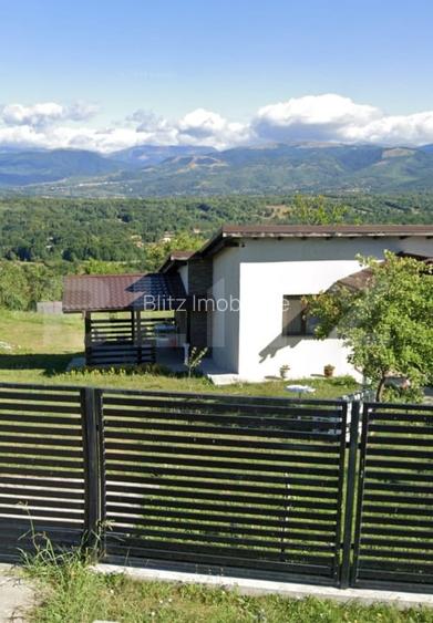 Casa de vanzare, 3 camere, 80 mp - zona linistita langa padure