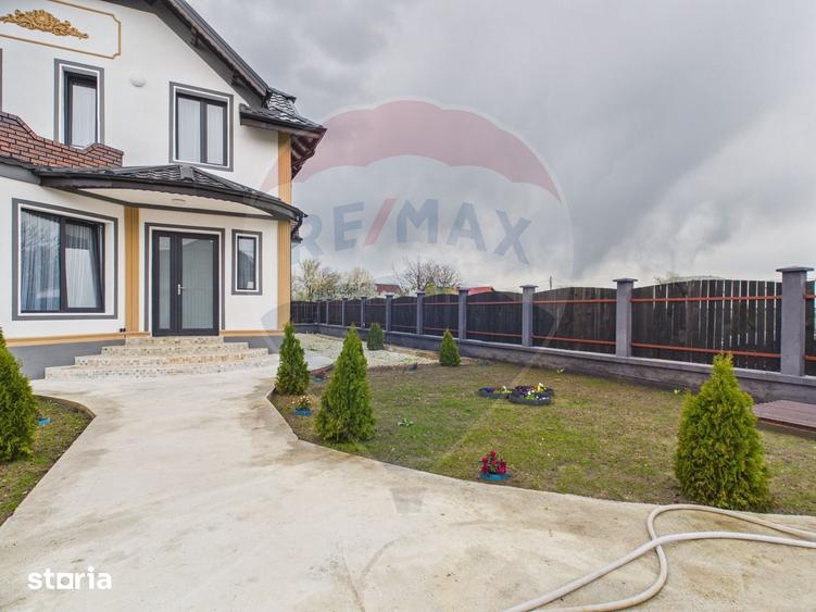 Casă cu 5 camere cu Teren 457 Mp în Vărăști