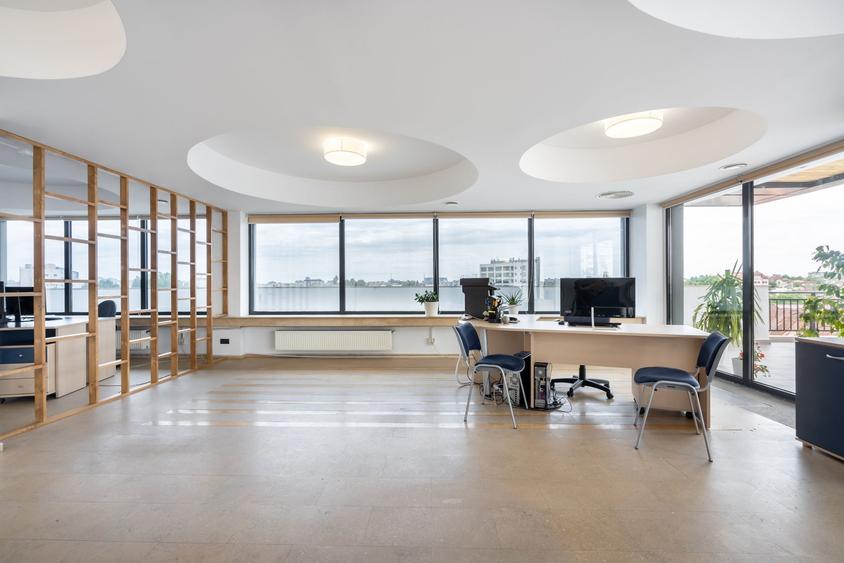Penthouse cu 3 camere semidecomandat în Mitropolie