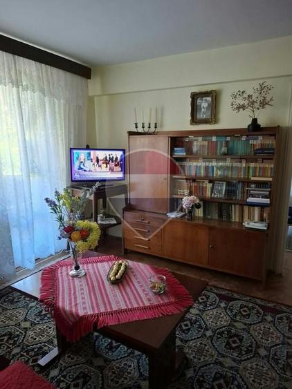 Apartament cu 3 camere semidecomandat în Est