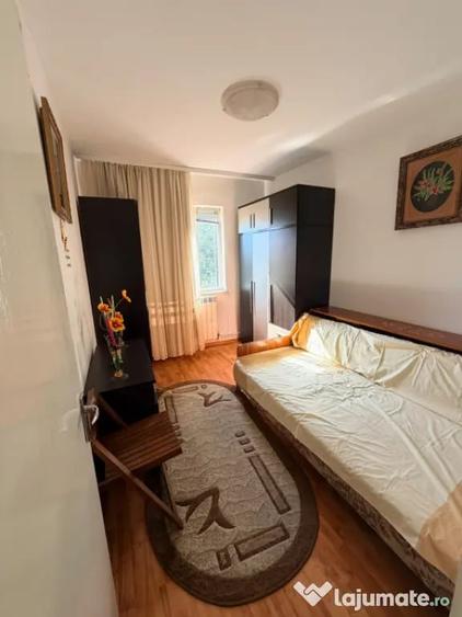 Apartament cu 3 camere semidecomandat în Casa de Cultură