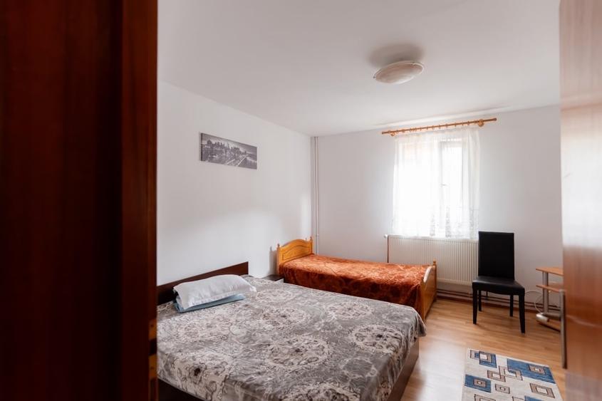 Casă individuală cu 5 camere cu Canalizare în Central