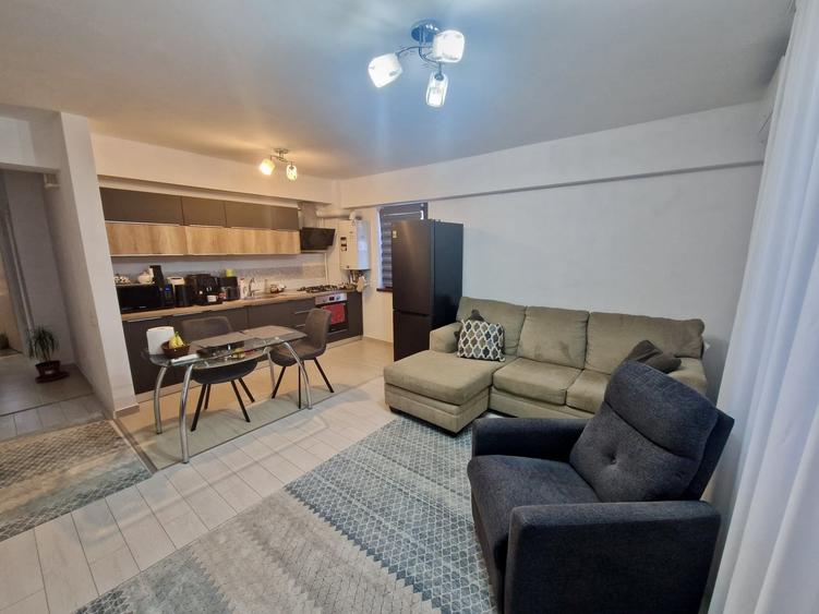 Apartament cu 3 camere decomandat, mobilat în Negru Vodă