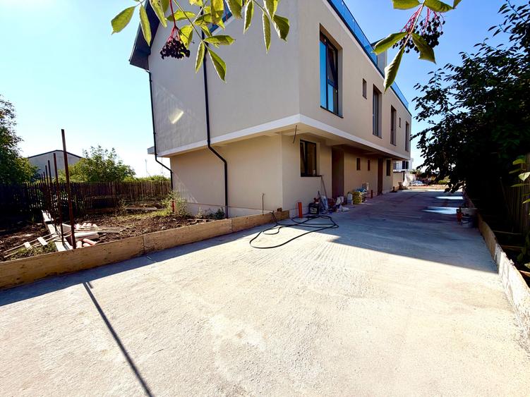 Duplex cu 5 camere cu Canalizare în Sud