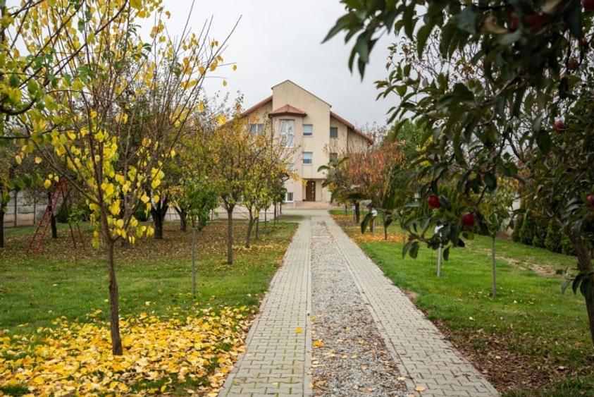 Casă individuală cu 7 camere cu Garaj în Săftica