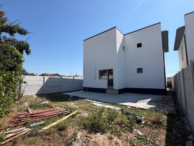 Casă individuală cu 4 camere cu Canalizare în Malu Mare