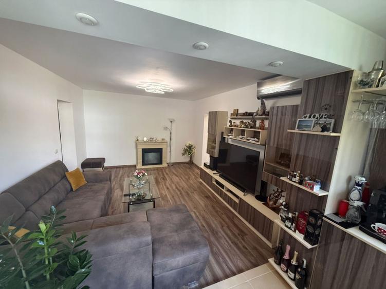 Apartament cu 3 camere decomandat, mobilat în Central