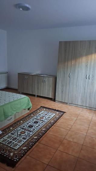 Inchiriez garsoniera 40 mp la curte. - 2