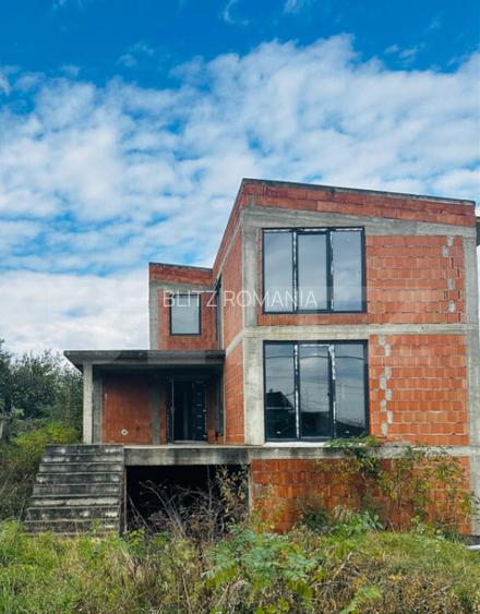 Casa noua la ro?u, tencuita interior, cu teren generos ?