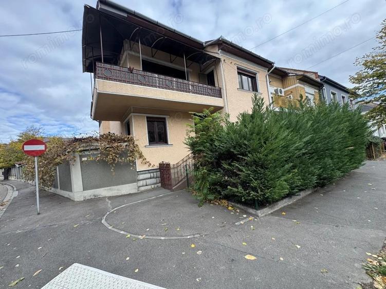 Casa ultracentrala cu curte ?i garaj | Confort premium in inima Oradiei - 16