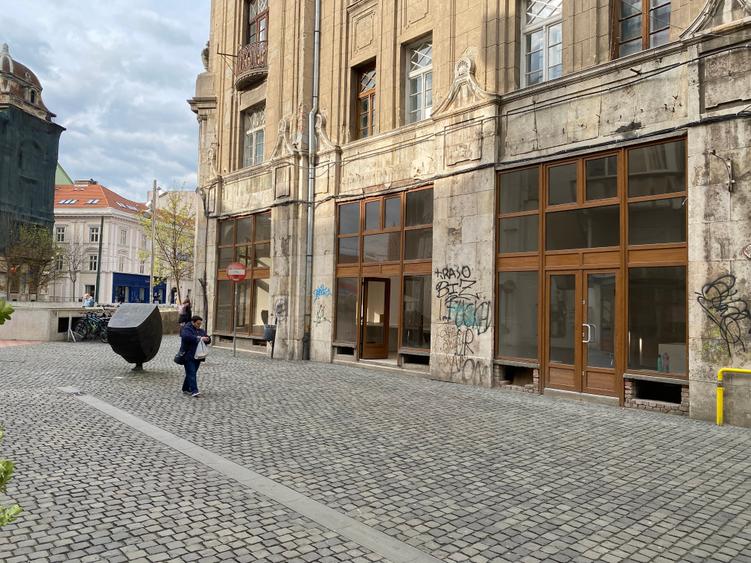 Spatiu stradal ULTRACENTRAL cu vitrine! Comision 0 - 4