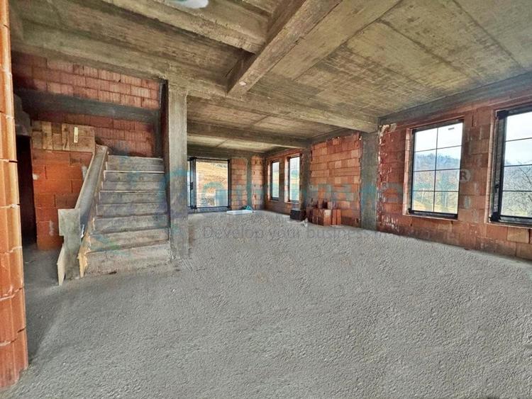 Casa de vanzare pe 3 nivele, Oradea, Bihor  V3928 - 1