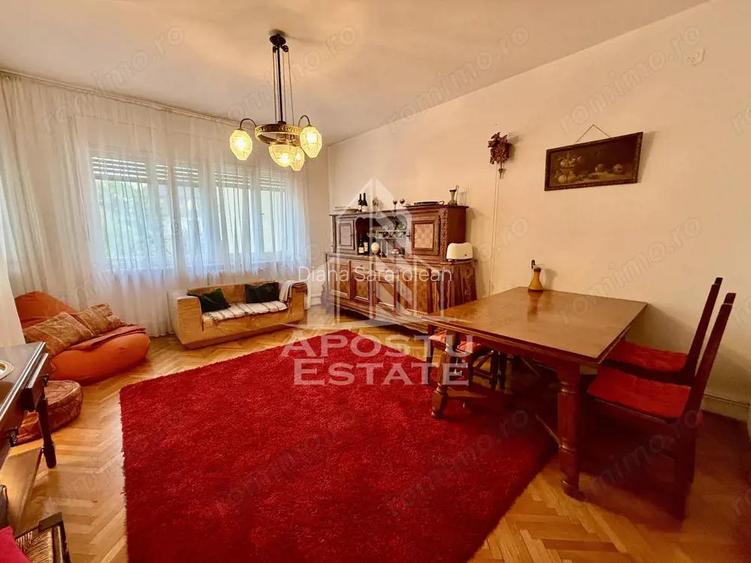 Apartament 5 camere, decomantat, etaj 1, garaj, zona Universitatilor Apartament 5 camere, decomantat, etaj 1, garaj, zona Universitatilor