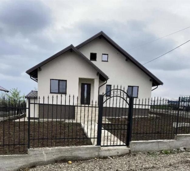 Casa 4 camere , 450 mp teren, beci, canalizare, Miroslava - 1