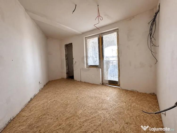 Apartament cu 3 camere semidecomandat în Universitate