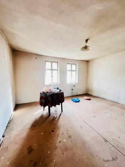 Casă cu 4 camere semidecomandat în Lalașinț
