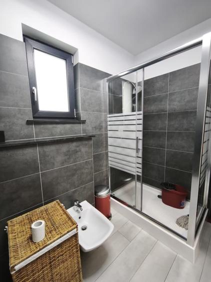 Apartament cu 3 camere decomandat, mobilat în Central