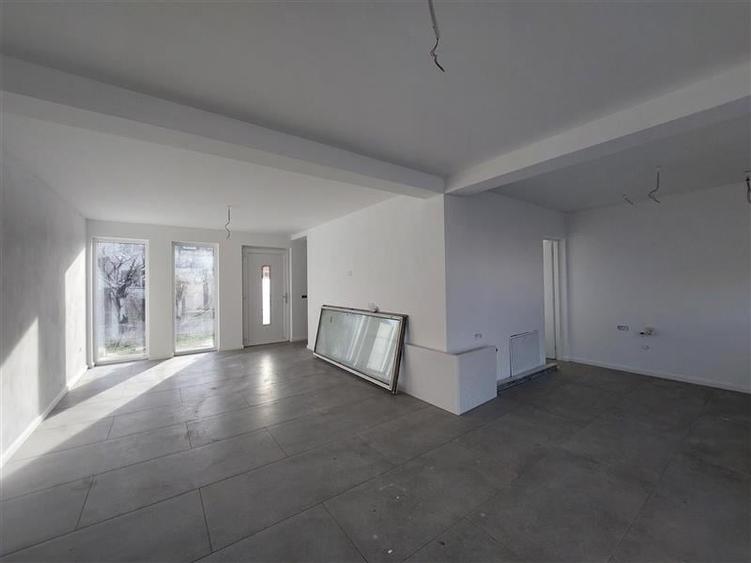 Casă individuală cu 4 camere cu Piscina în Fântânele