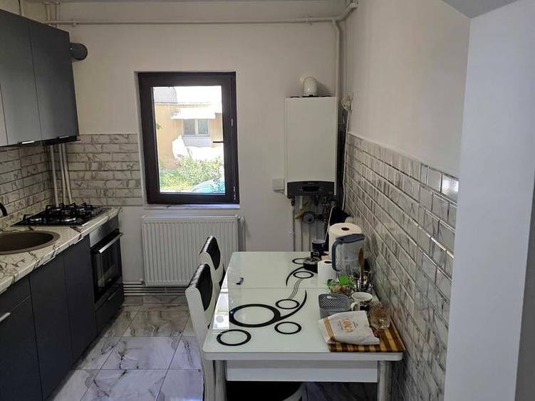 Apartament cu 2 camere semidecomandat în Craiovița Nouă