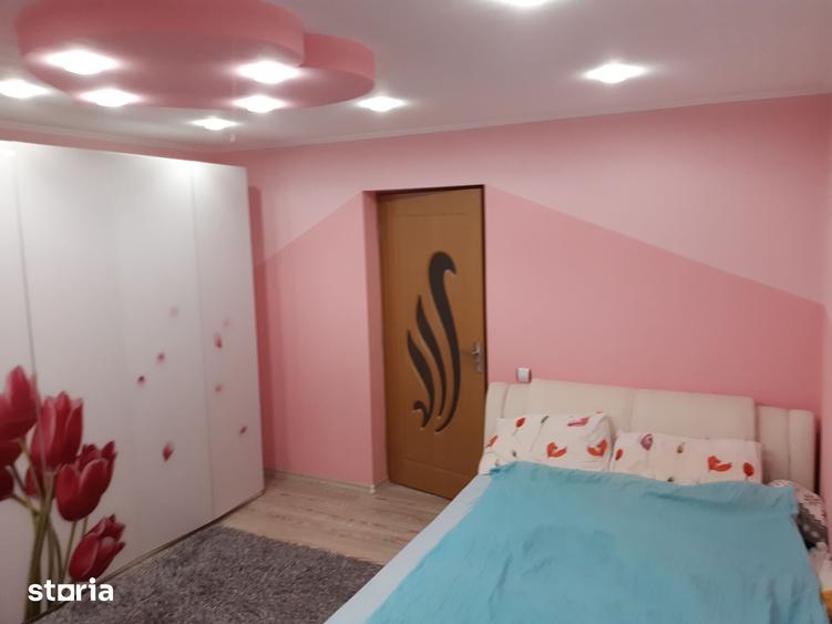 Casă cu 7 camere cu Teren 1702 Mp în Groși