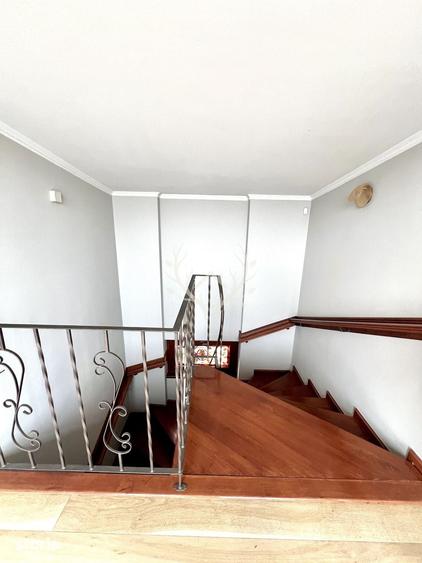 Casă cu 10 camere cu Teren 500 Mp în Gruia