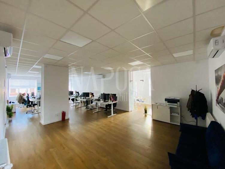 Casă individuală cu 17 camere cu Canalizare în Central
