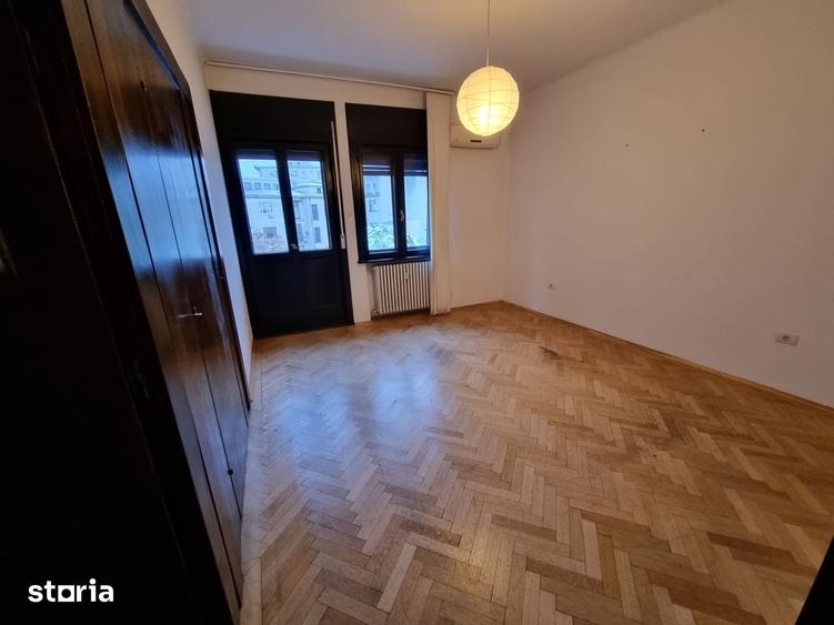 Apartament cu 4 camere în Romană