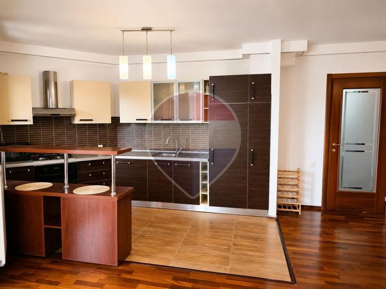 Apartament cu 3 camere semidecomandat, mobilat în P-ta Presei Libere