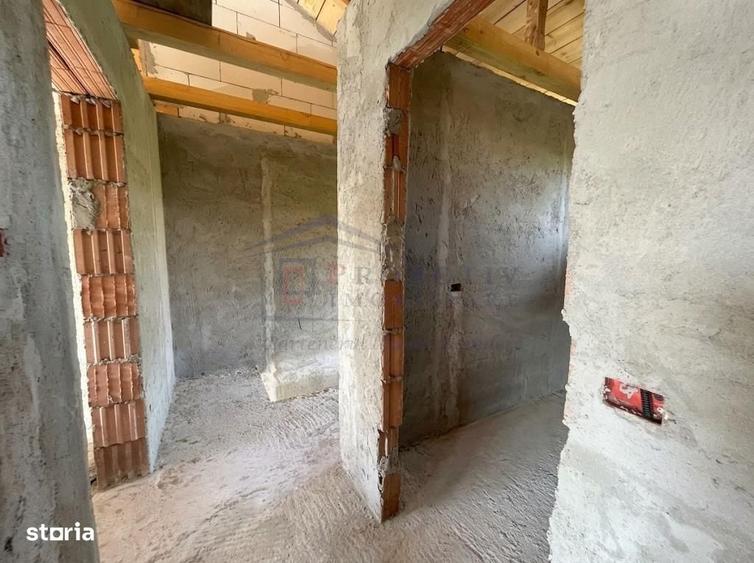 Casă cu 4 camere decomandat cu Teren 265 Mp în Ipotești