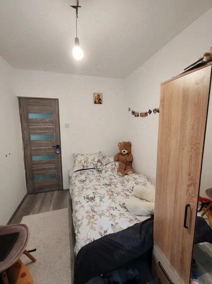 Apartament cu 3 camere semidecomandat în Craiovița Nouă