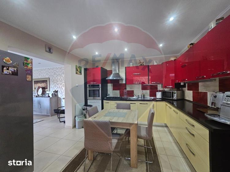 Casă cu 7 camere cu Teren 350 Mp în Central