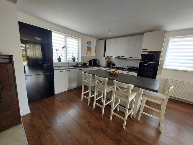 Casa moderna, spatioasa, ideala pentru familie numeroasa - 3