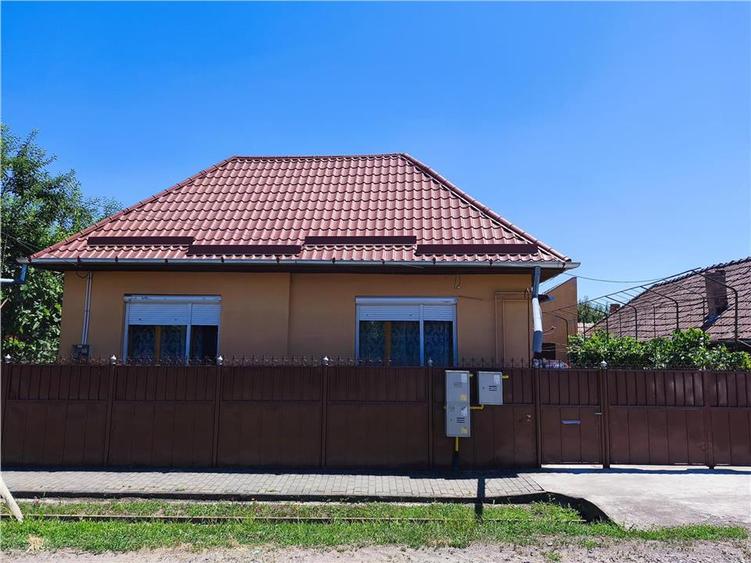 Casa pe un nivel renovata,curte individuala teren 780mp - 1