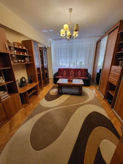 Apartament cu 3 camere decomandat în Exterior Vest