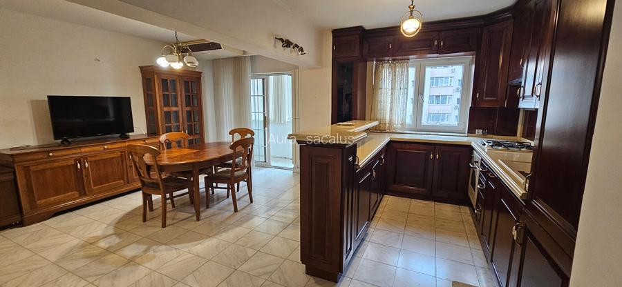 Ap cu 4 camere situat pe Calea Moșilor, aproape de intersecția cu M. Eminescu