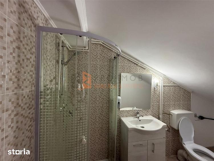 Casă cu 8 camere decomandat cu Teren 30 Mp în Siriu