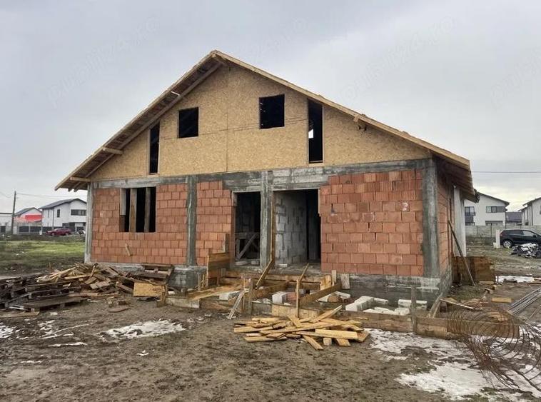 Casa la rosu: 2 Dormitoare, Living, Bucatarie + Pod mansardabil (posibilitate extindere), 2 Bai - 1