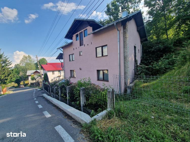 Casă cu 5 camere cu Teren 1000 Mp în Ghioșești