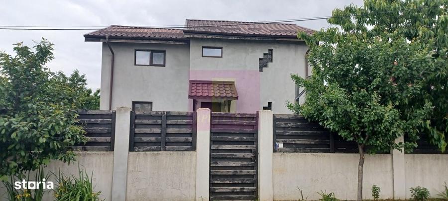 Casă cu 4 camere în Săbăreni