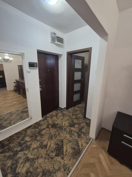 Apartament cu 3 camere decomandat în Calea Victoriei