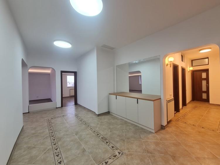 Apartament cu 4 camere decomandat în Herăstrău