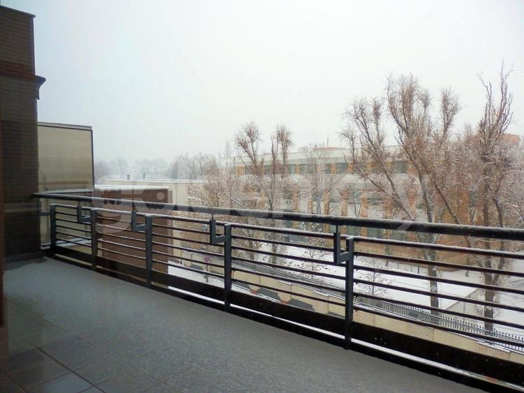 Apartament cu 3 camere semidecomandat în Herăstrău
