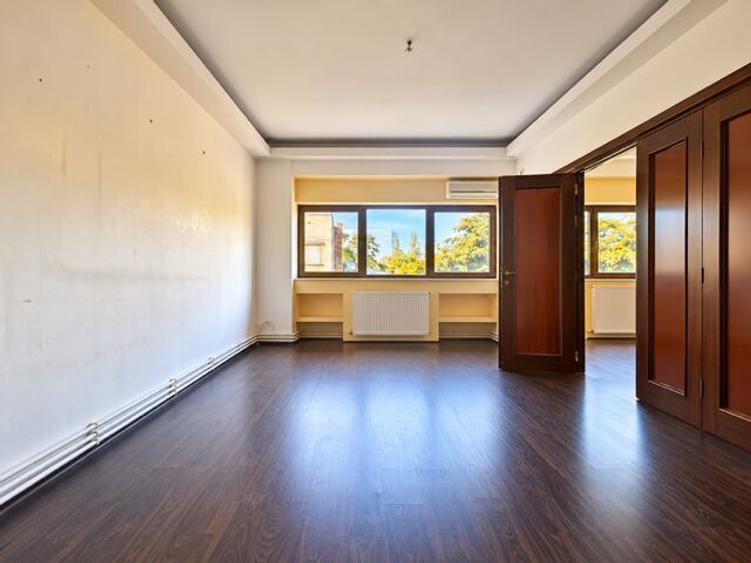 Apartament cu 3 camere semidecomandat în P-ța Romană